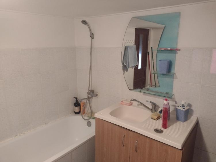Casă individuală cu 4 camere cu Teren 1800 Mp în Comănița