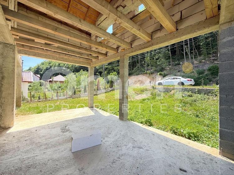 Casă individuală cu 10 camere cu Canalizare în Băița