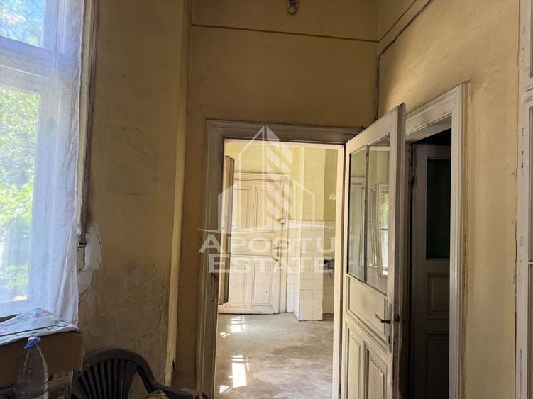 Casă individuală cu 7 camere cu Canalizare în Central