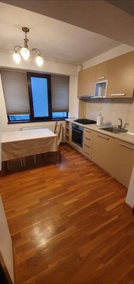 Apartament cu 4 camere semidecomandat, mobilat în Central