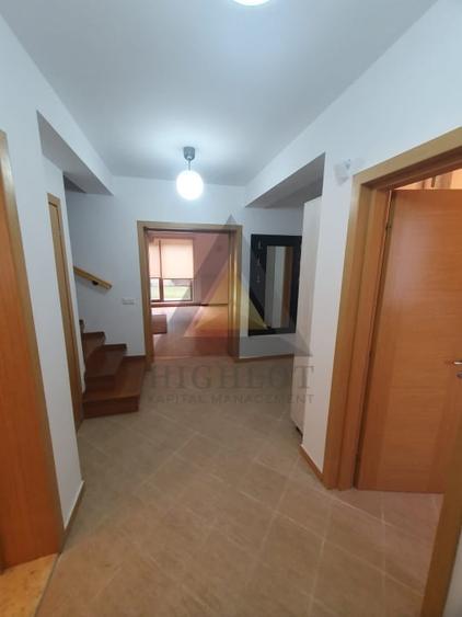 Duplex cu 6 camere cu Piscina în Iancu Nicolae