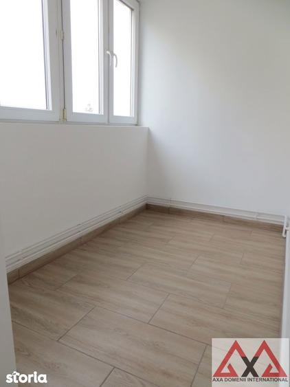 Apartament cu 4 camere semidecomandat în Berceni