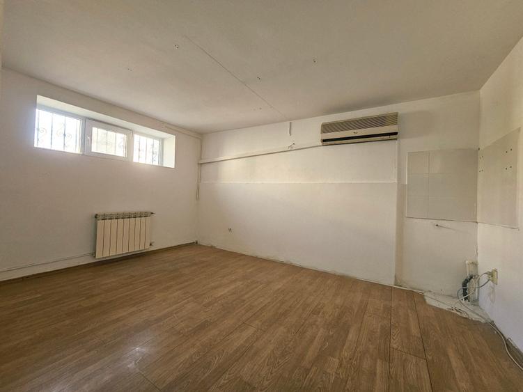 Casă individuală cu 12 camere cu Canalizare în Casa de Cultură