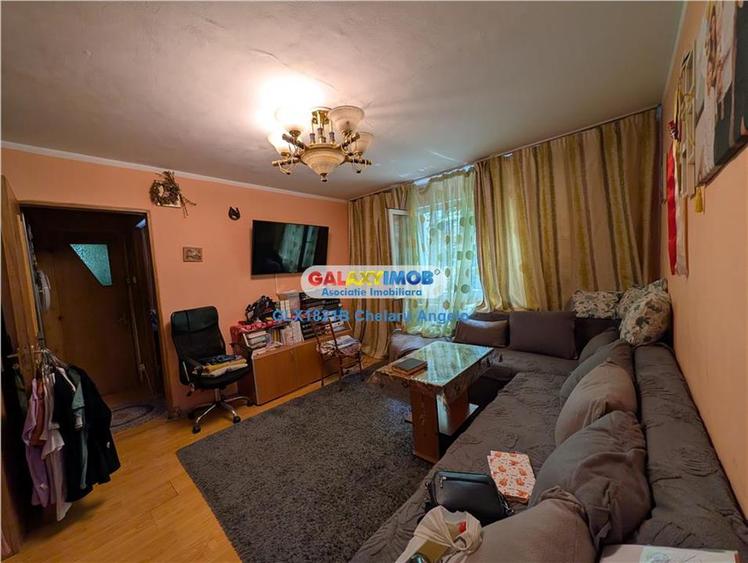 Apartament cu 3 camere semidecomandat în Berceni