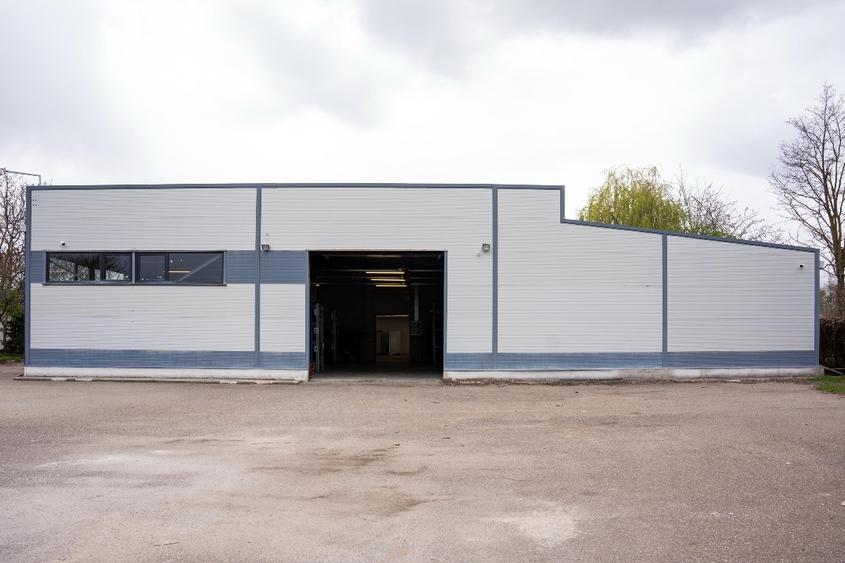 Spațiu industrial, de 858 mp, în Conțești