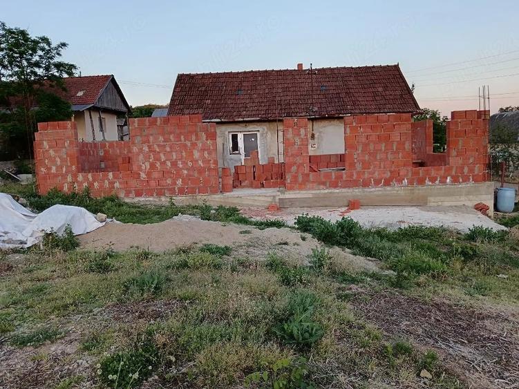 Casă cu Teren 5800 Mp în Păgaia