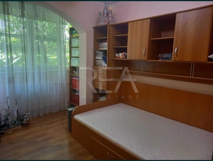 Apartament cu 4 camere semidecomandat, mobilat în Drumul Taberei
