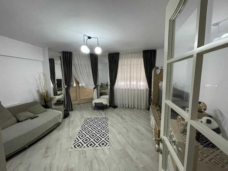 Apartament cu 3 camere decomandat în Exterior Vest