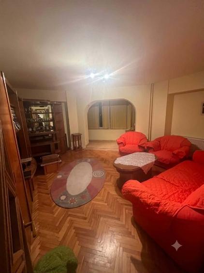 Apartament cu 3 camere decomandat în Trocadero