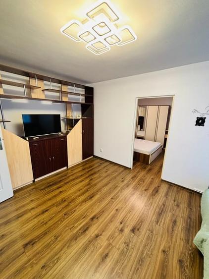 Apartament cu 3 camere semidecomandat în Podu Roș