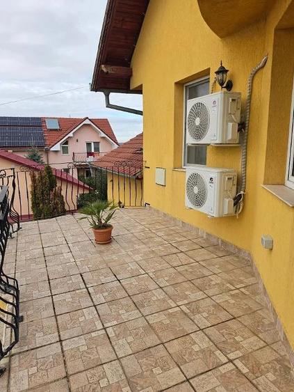 Casă cu 8 camere cu Teren 1000 Mp în Sânmartin