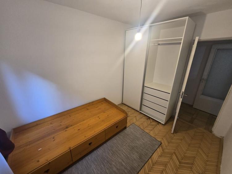Apartament cu 3 camere semidecomandat, mobilat în Girocului