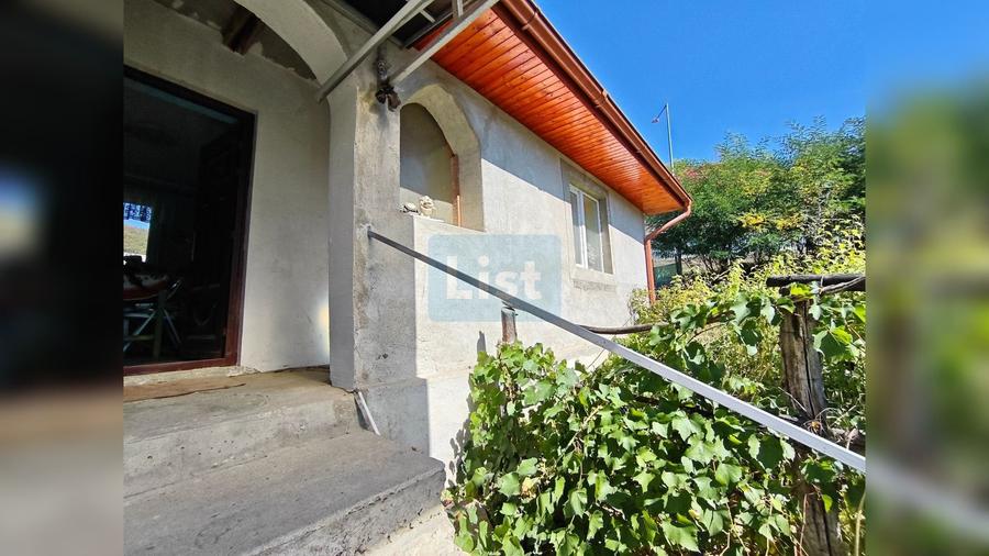 Casă cu 2 camere cu Teren 1457 Mp în Vest