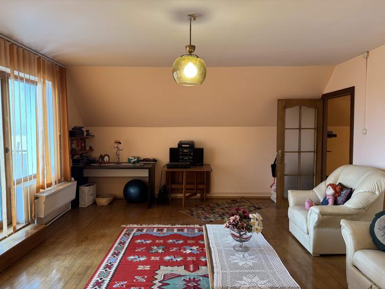 Casă individuală cu 8 camere cu Canalizare în Slătioara