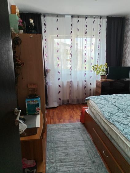 Apartament cu 3 camere decomandat în Drumul Taberei