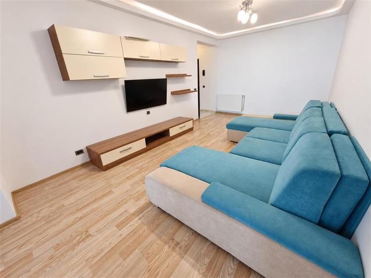 Apartament cu 3 camere nedecomandat, mobilat în Tractorul