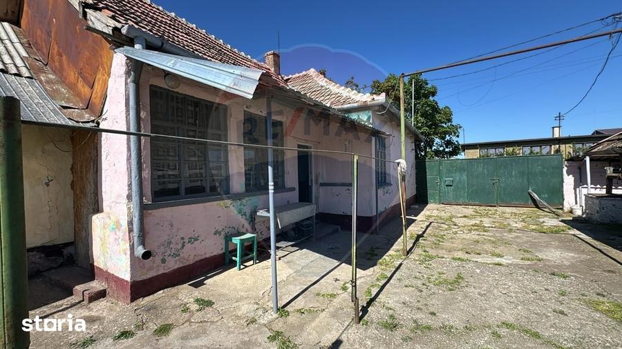 Casă cu 3 camere semidecomandat cu Teren 2241 Mp în Sânnicolau Român