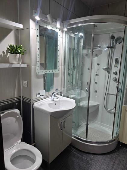 Apartament cu 4 camere semidecomandat în Iași