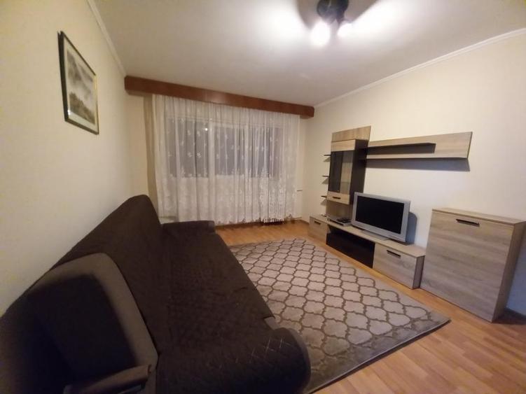 Apartament cu 3 camere decomandat, mobilat în P-ța Mihai Viteazu