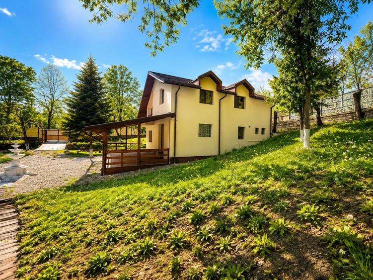 Casă individuală cu 4 camere cu Teren 1438 Mp în Nord-Est