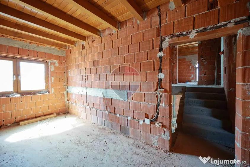 Casă cu 4 camere cu Teren 161 Mp în Central
