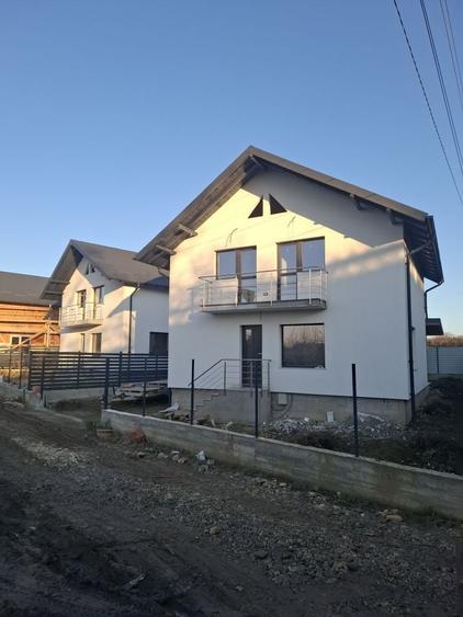 Casă cu 4 camere în Ștefănești