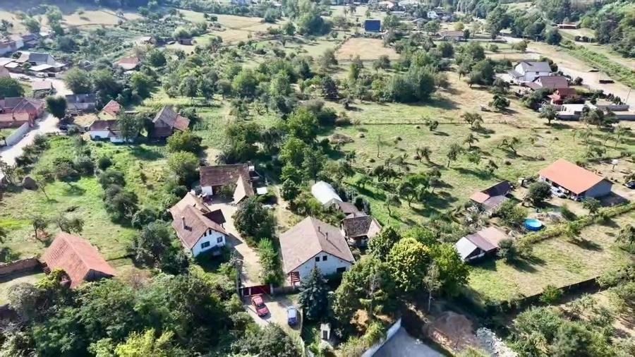 Casă individuală cu 4 camere cu Teren 6642 Mp în Pianu de Sus