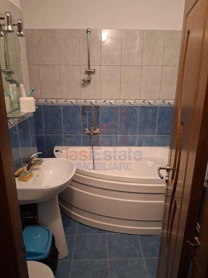 Apartament cu 4 camere decomandat în Filiași