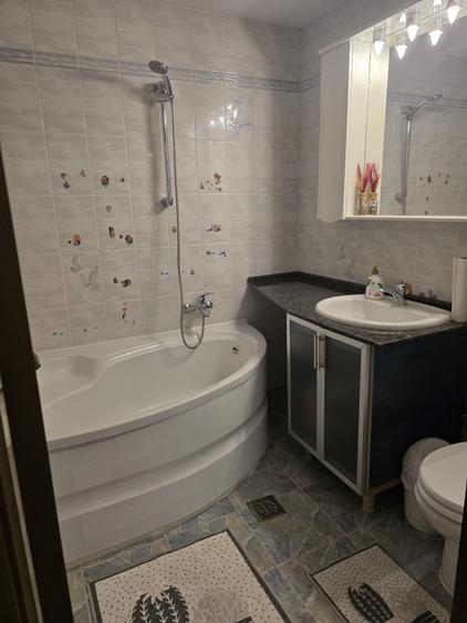 Apartament cu 3 camere semidecomandat în Tineretului
