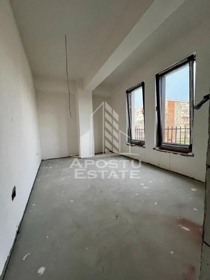 Apartament cu 3 camere semidecomandat în Central