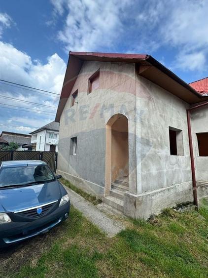 Casă cu 4 camere cu Teren 1412 Mp în Petrova
