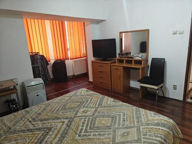 Apartament cu 3 camere decomandat, mobilat în Central