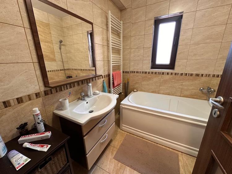 Apartament cu 3 camere semidecomandat, mobilat în Florești