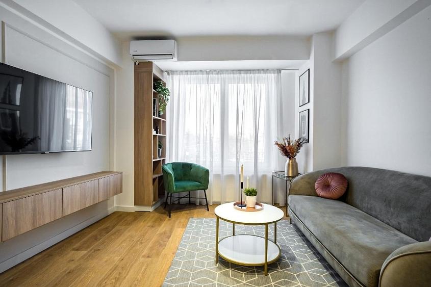Apartament cu 3 camere semidecomandat, mobilat în P-ța Romană