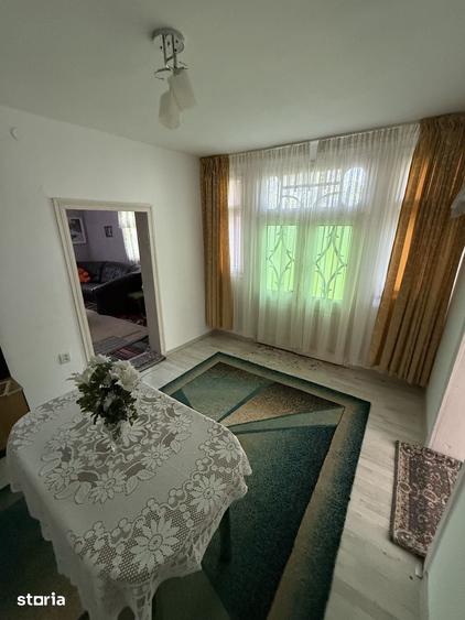 Casă cu 5 camere cu Teren 1400 Mp în Mănăstirea Cașin