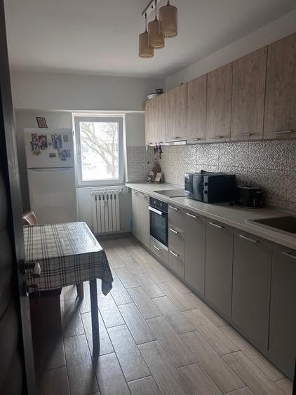 Apartament cu 4 camere decomandat în Dacia