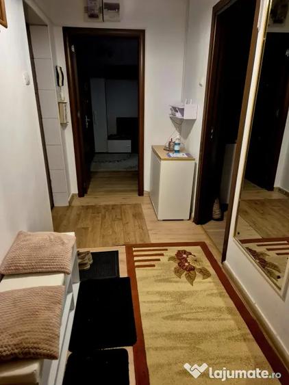 Apartament cu 3 camere semidecomandat în Militari