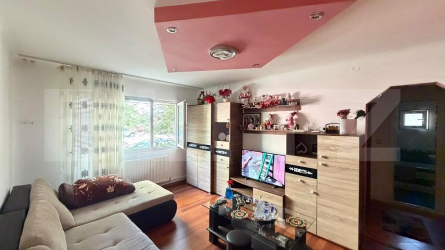 Apartament cu 3 camere semidecomandat în Central