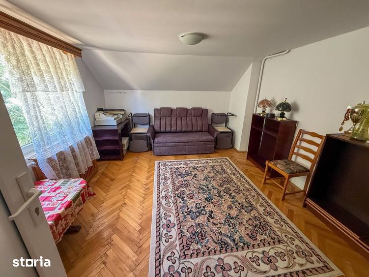 Casă cu 8 camere cu Teren 1289 Mp în Central