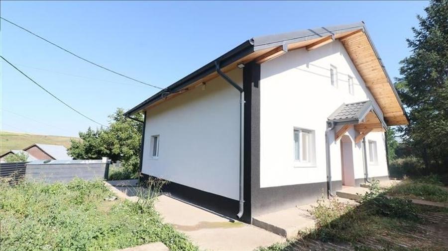 Casă individuală cu 2 camere cu Canalizare în Dorobanț