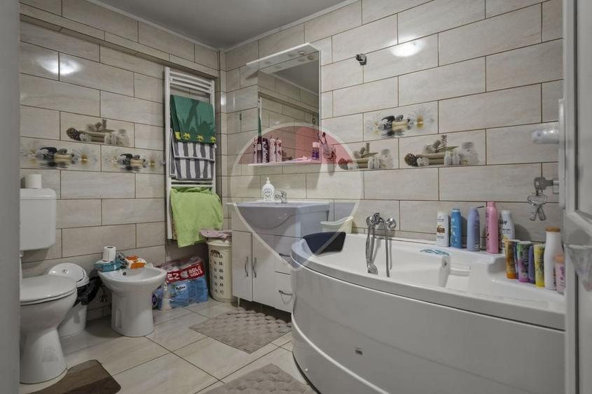 Casă individuală cu 14 camere cu Teren 457 Mp în Rahova