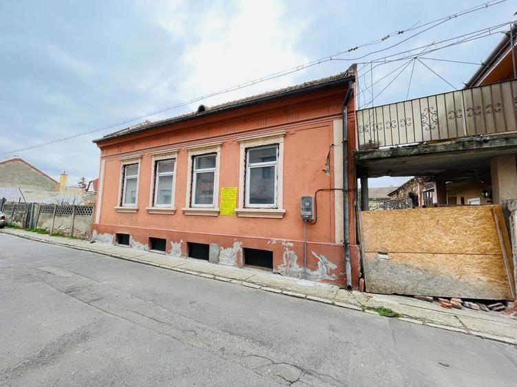 Casă cu 4 camere în Central