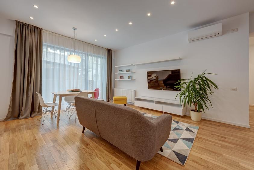 Apartament cu 3 camere semidecomandat în Cișmigiu