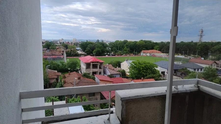 Apartament cu 3 camere semidecomandat în Mărășești