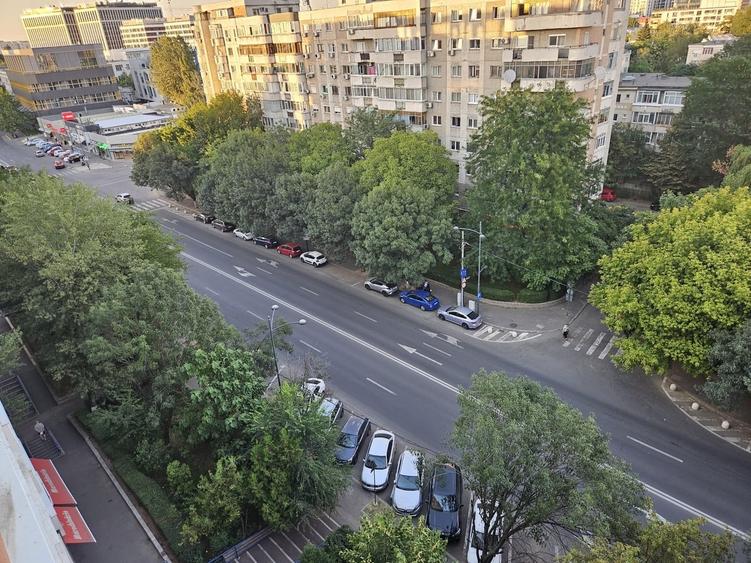 Apartament cu 3 camere semidecomandat în Văcăresti