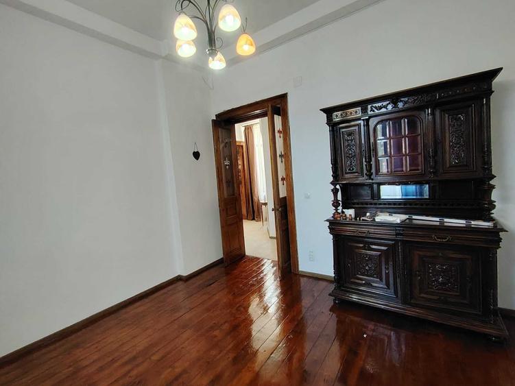 Casă cu 4 camere în Central