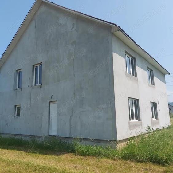 Casă cu 6 camere în Unirea