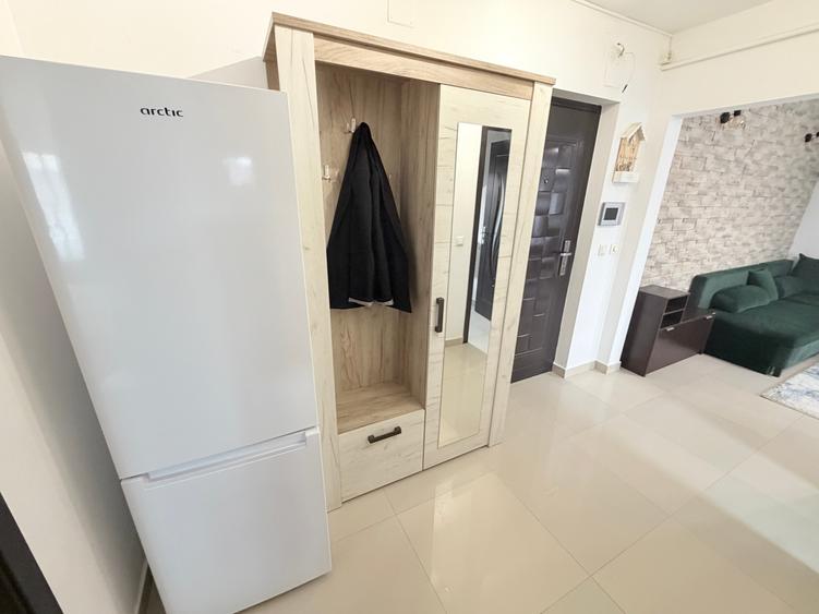 Apartament cu 4 camere semidecomandat în Baza 3