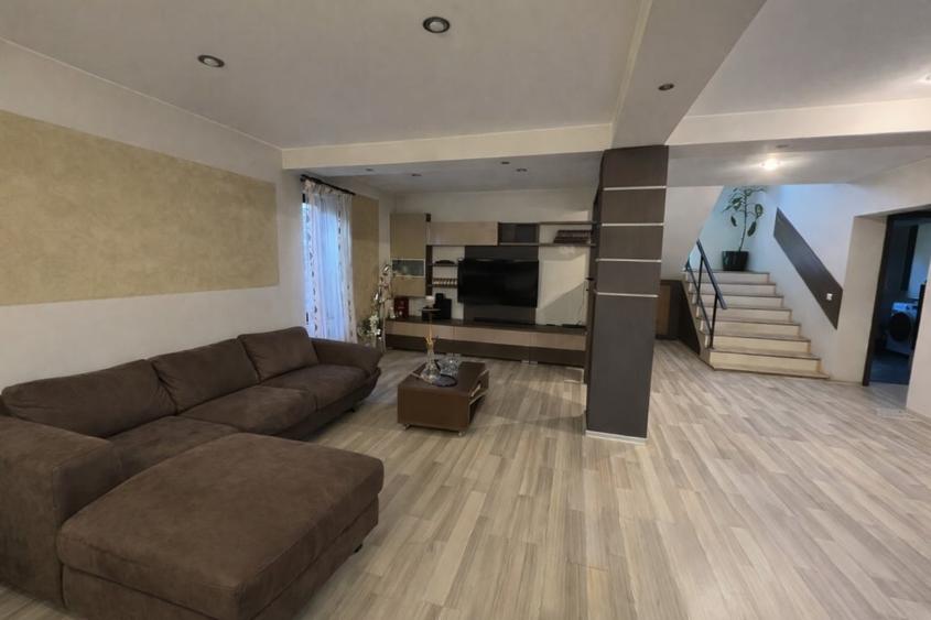 Casă individuală cu 6 camere cu Canalizare în Central
