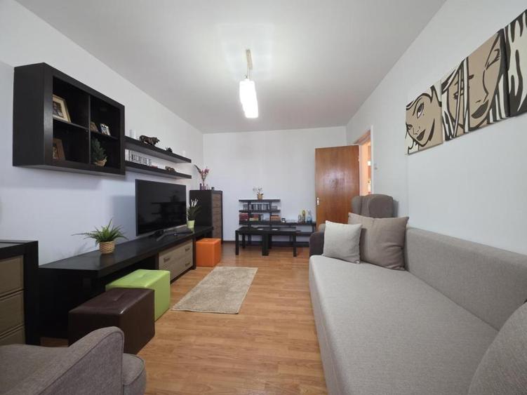Apartament cu 3 camere în Drumul Taberei